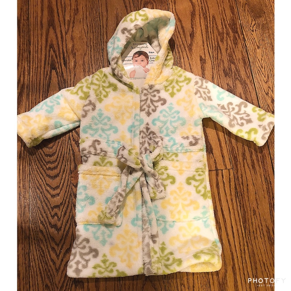 Brand new baby bathrobe. Extremely soft!!